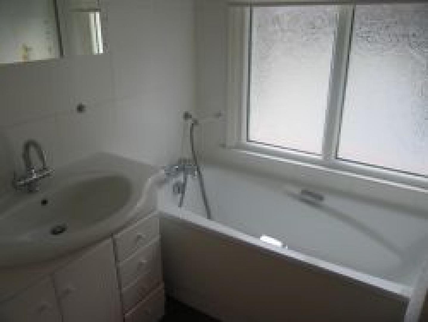 			5 Bedroom, 1 bath, 1 reception Flat			 Ridge Hill, GOLDERS GREEN NW11